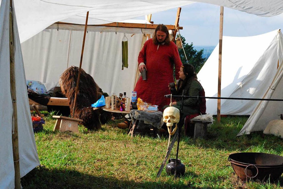 Warme Decken, ein Lagerfeuer – und ein ganz besonderer „Beschützer“ im Feldlager (Foto: Sylvia-Karina Jahn) Warme Decken, ein Lagerfeuer – und ein ganz besonderer „Beschützer“ im Feldlager (Foto: Sylvia-Karina Jahn)