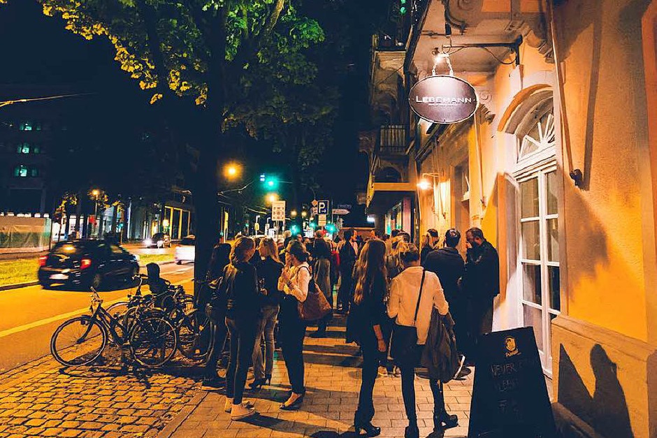 Am Freitag feierte die Bar "Lebemann" in der Habsburgerstraße Eröffnung. Es gab Cocktails und Wurstsalat. (Foto: FABIO TESTA) Am Freitag feierte die Bar "Lebemann" in der Habsburgerstraße Eröffnung. Es gab Cocktails und Wurstsalat. (Foto: FABIO TESTA)