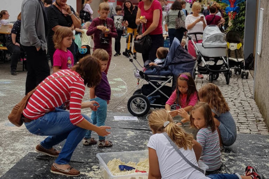 Die Kinderangebote am Montag, dem vierten Tag des Gassenweinfestes, finden viel Anklang bei den jungen Familien. (Foto: Julius Steckmeister) Die Kinderangebote am Montag, dem vierten Tag des Gassenweinfestes, finden viel Anklang bei den jungen Familien. (Foto: Julius Steckmeister)