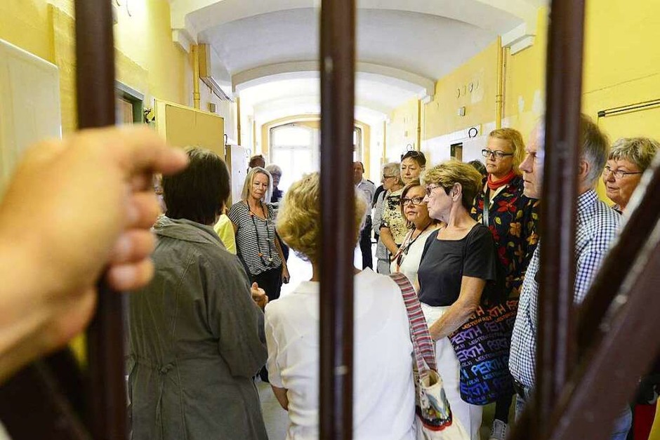 Leserinnen und Leser im alten Gefängnis im Innenhof des Amtsgerichts. (Foto: Ingo Schneider) Leserinnen und Leser im alten Gefängnis im Innenhof des Amtsgerichts. (Foto: Ingo Schneider)
