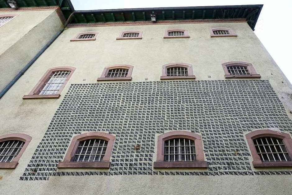 Leserinnen und Leser im alten Gefängnis im Innenhof des Amtsgerichts. (Foto: Ingo Schneider) Leserinnen und Leser im alten Gefängnis im Innenhof des Amtsgerichts. (Foto: Ingo Schneider)