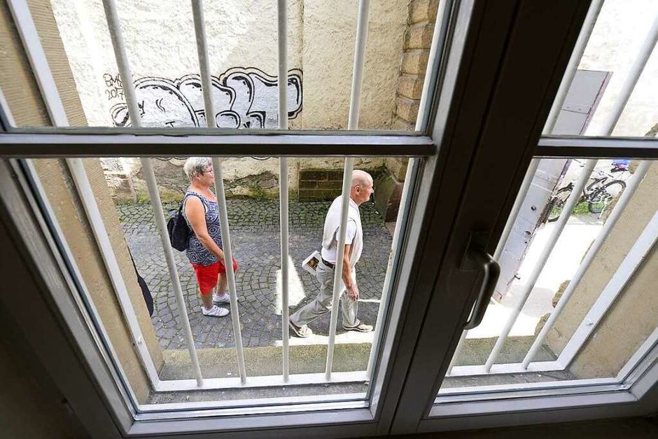 Leserinnen und Leser im alten Gefängnis im Innenhof des Amtsgerichts. (Foto: Ingo Schneider) Leserinnen und Leser im alten Gefängnis im Innenhof des Amtsgerichts. (Foto: Ingo Schneider)
