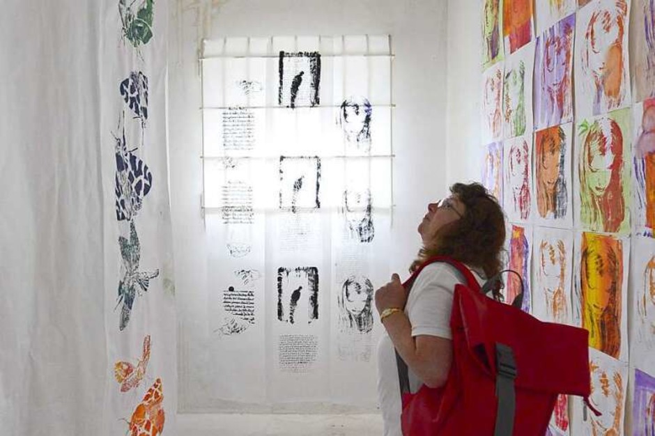 Leserinnen und Leser im alten Gefängnis im Innenhof des Amtsgerichts. (Foto: Ingo Schneider) Leserinnen und Leser im alten Gefängnis im Innenhof des Amtsgerichts. (Foto: Ingo Schneider)