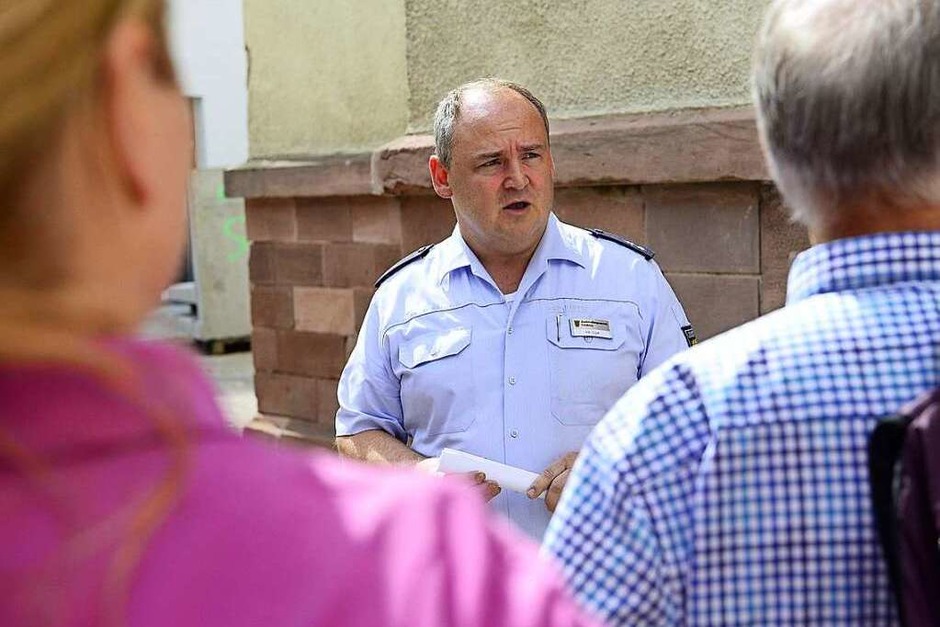 Leserinnen und Leser im alten Gefängnis im Innenhof des Amtsgerichts. (Foto: Ingo Schneider) Leserinnen und Leser im alten Gefängnis im Innenhof des Amtsgerichts. (Foto: Ingo Schneider)