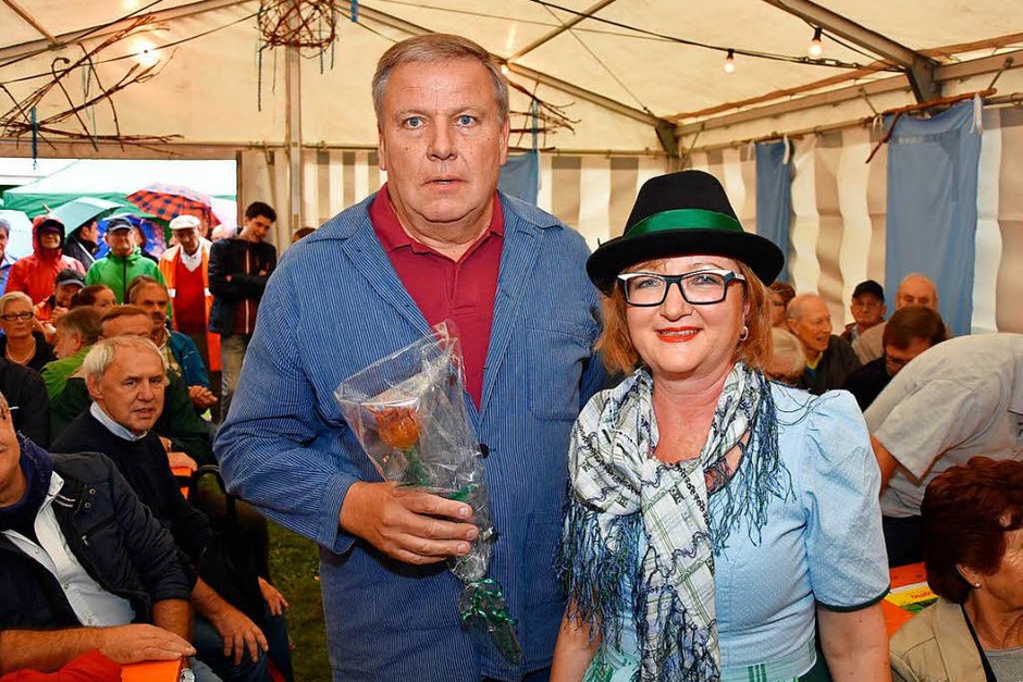 Bier und Wein gehören zum Hertener Herbst. Auch ein verregneter Abend konnte die Freude der Besucher und Veranstalter nicht trüben. (Foto: Heinz u. Monika Vollmar) Bier und Wein gehören zum Hertener Herbst. Auch ein verregneter Abend konnte die Freude der Besucher und Veranstalter nicht trüben. (Foto: Heinz u. Monika Vollmar)