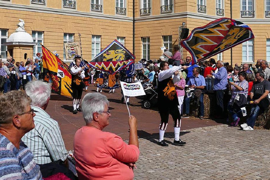 Die Fahnenwerfer der Schwarzenberger Herolde beim Landesfestumzug. (Foto: Sylvia Sredniawa) Die Fahnenwerfer der Schwarzenberger Herolde beim Landesfestumzug. (Foto: Sylvia Sredniawa)
