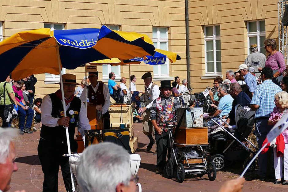 Waldkircher Drehorgelspieler beim Landesfestumzug, nahe des Karlsruher Schlosses. (Foto: Sylvia Sredniawa) Waldkircher Drehorgelspieler beim Landesfestumzug, nahe des Karlsruher Schlosses. (Foto: Sylvia Sredniawa)