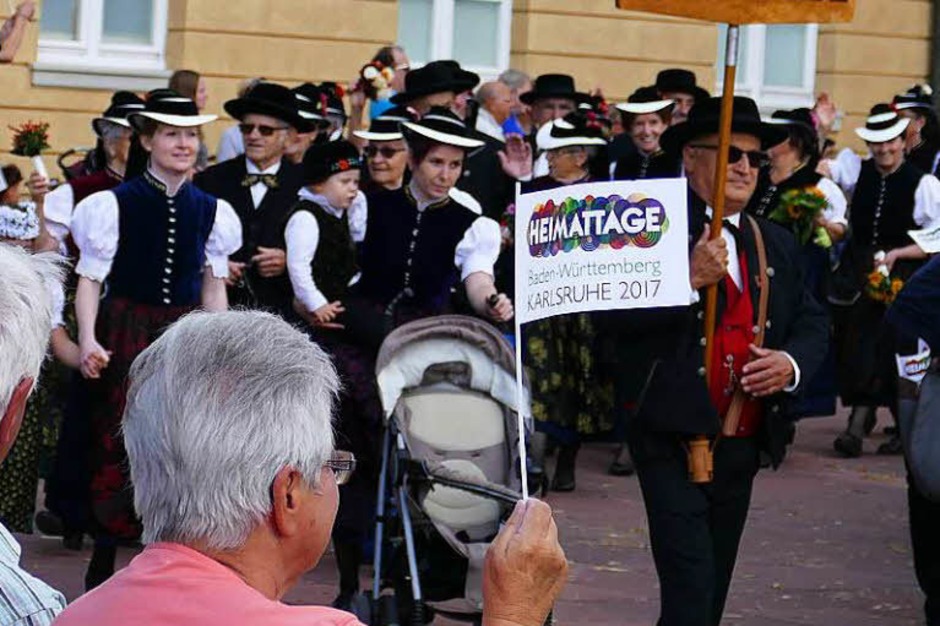 Der Trachten-, Heimat- und Brauchtumsverein Zweitälerland beim Festumzug. (Foto: Sylvia Sredniawa) Der Trachten-, Heimat- und Brauchtumsverein Zweitälerland beim Festumzug. (Foto: Sylvia Sredniawa)