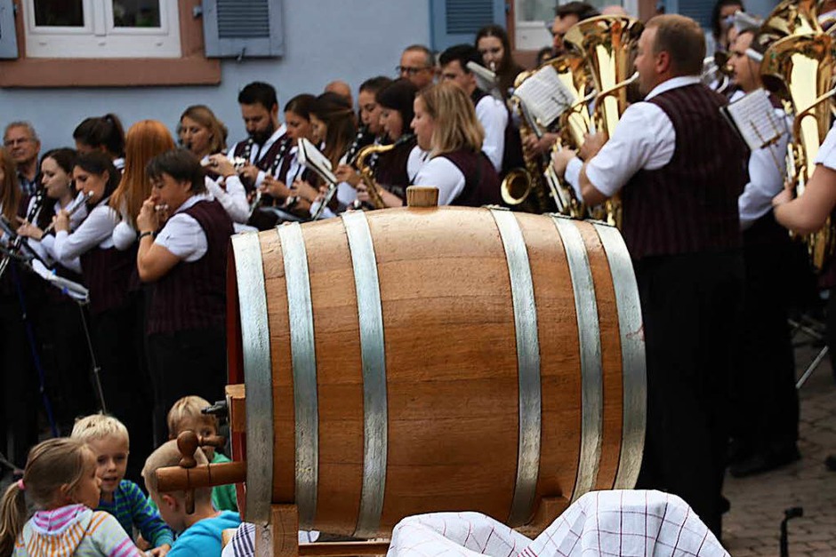 Das Festweinfass wartet auf den Anstich, der Musikverein unterhält zum Auftakt. (Foto: Christiane Franz) Das Festweinfass wartet auf den Anstich, der Musikverein unterhält zum Auftakt. (Foto: Christiane Franz)