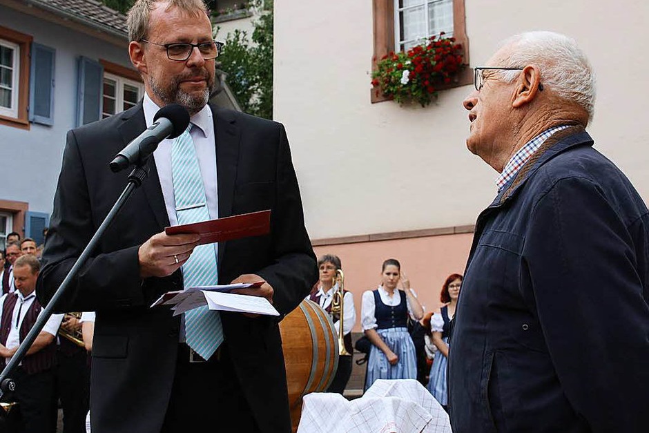 Ein Präsent überreichte Bürgermeister Harald Lotis (links) an Otto König, der zwei Jahrzehnte die Finanzen der Vereinsgemeinschaft beim Hoselipsfest verwaltete. (Foto: Christiane Franz) Ein Präsent überreichte Bürgermeister Harald Lotis (links) an Otto König, der zwei Jahrzehnte die Finanzen der Vereinsgemeinschaft beim Hoselipsfest verwaltete. (Foto: Christiane Franz)