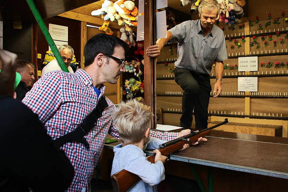 Ein beliebter Klassiker bei jungen und älteren Festbesuchern: die Schießbude (Foto: Christiane Franz) Ein beliebter Klassiker bei jungen und älteren Festbesuchern: die Schießbude (Foto: Christiane Franz)