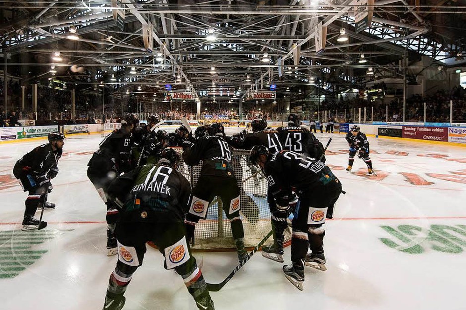 Auftakt gelungen: Der EHC Freiburg bezwingt den EHC Bayreuth im ersten Saisonspiel. (Foto: Patrick Seeger) Auftakt gelungen: Der EHC Freiburg bezwingt den EHC Bayreuth im ersten Saisonspiel. (Foto: Patrick Seeger)