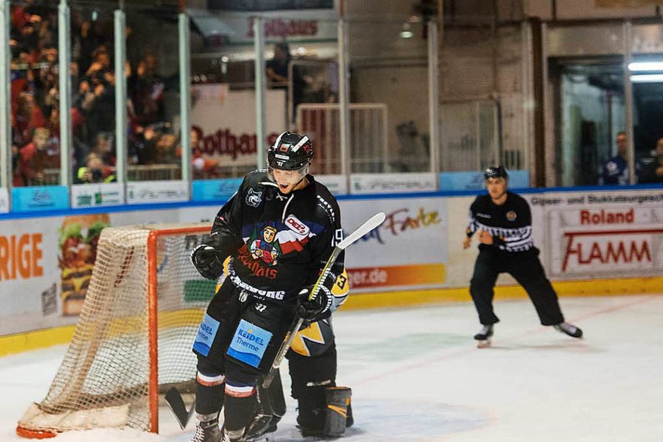 Auftakt gelungen: Der EHC Freiburg bezwingt den EHC Bayreuth im ersten Saisonspiel. (Foto: Patrick Seeger) Auftakt gelungen: Der EHC Freiburg bezwingt den EHC Bayreuth im ersten Saisonspiel. (Foto: Patrick Seeger)