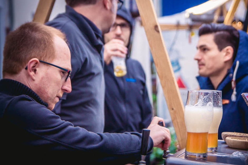 Trübe Stimmung am Himmel, aber jede Menge Bier gab es beim Craftival auf dem ehemaligen Schmitz-Katze-Gelände. (Foto: Julia Klaus) Trübe Stimmung am Himmel, aber jede Menge Bier gab es beim Craftival auf dem ehemaligen Schmitz-Katze-Gelände. (Foto: Julia Klaus)