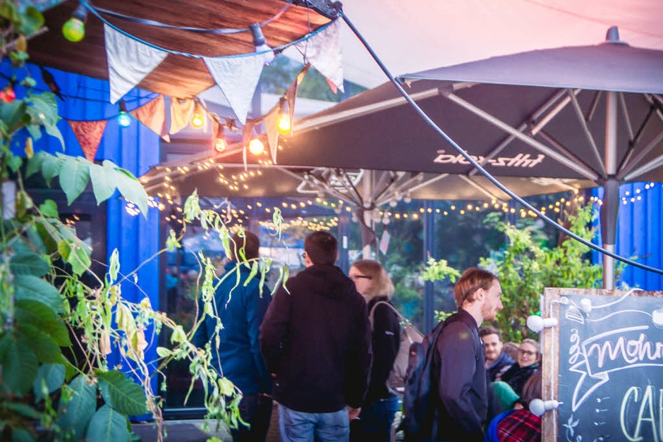Trübe Stimmung am Himmel, aber jede Menge Bier gab es beim Craftival auf dem ehemaligen Schmitz-Katze-Gelände. (Foto: Julia Klaus) Trübe Stimmung am Himmel, aber jede Menge Bier gab es beim Craftival auf dem ehemaligen Schmitz-Katze-Gelände. (Foto: Julia Klaus)