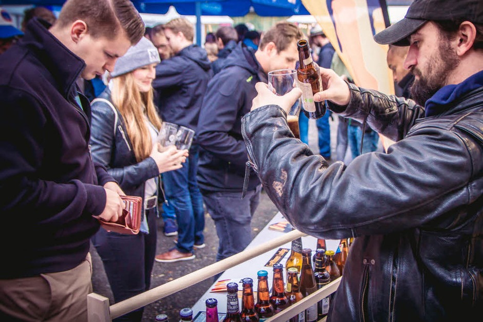Trübe Stimmung am Himmel, aber jede Menge Bier gab es beim Craftival auf dem ehemaligen Schmitz-Katze-Gelände. (Foto: Julia Klaus) Trübe Stimmung am Himmel, aber jede Menge Bier gab es beim Craftival auf dem ehemaligen Schmitz-Katze-Gelände. (Foto: Julia Klaus)