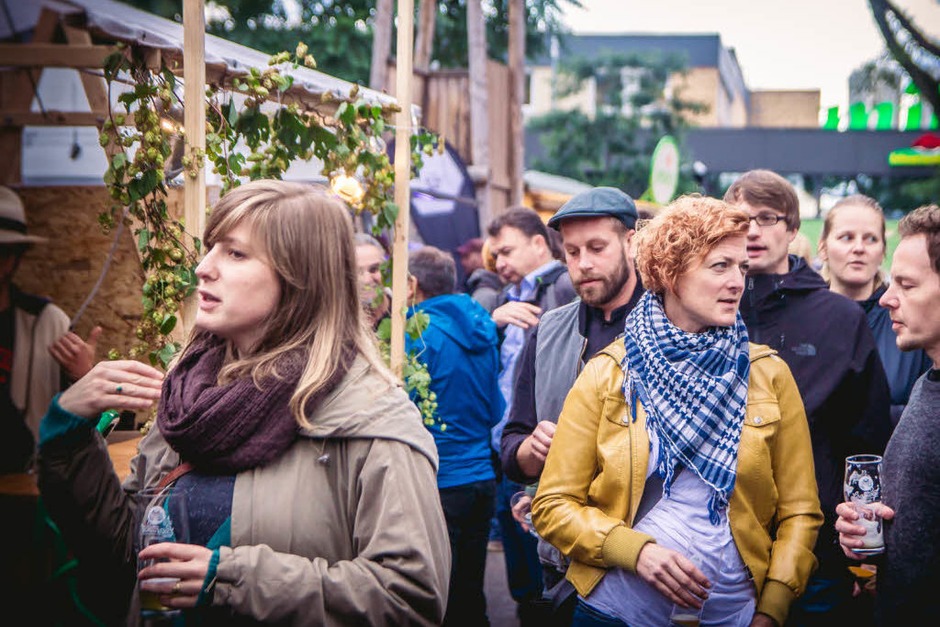 Trübe Stimmung am Himmel, aber jede Menge Bier gab es beim Craftival auf dem ehemaligen Schmitz-Katze-Gelände. (Foto: Julia Klaus) Trübe Stimmung am Himmel, aber jede Menge Bier gab es beim Craftival auf dem ehemaligen Schmitz-Katze-Gelände. (Foto: Julia Klaus)