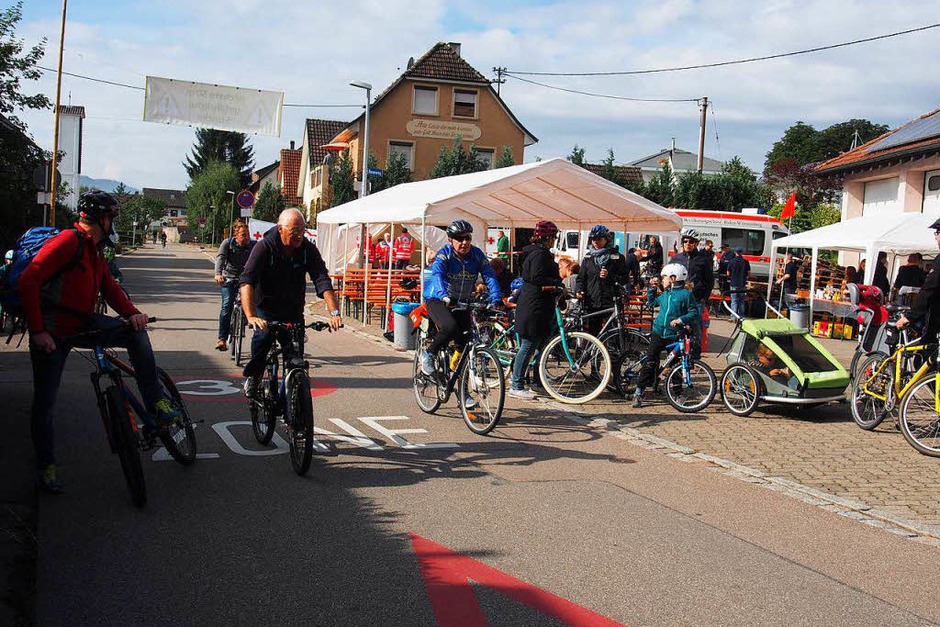 Dank des fabelhaften Herbstwetters am Vormittag waren am Sonntag zwischen Herten und Rheinfelden viele Velofahrer und Inlineskater, mindestens ein Tridem und auch ein paar Läufer auf der Slow-Up-Strecke unterwegs. (Foto: Boris Burkhardt) Dank des fabelhaften Herbstwetters am Vormittag waren am Sonntag zwischen Herten und Rheinfelden viele Velofahrer und Inlineskater, mindestens ein Tridem und auch ein paar Läufer auf der Slow-Up-Strecke unterwegs. (Foto: Boris Burkhardt)