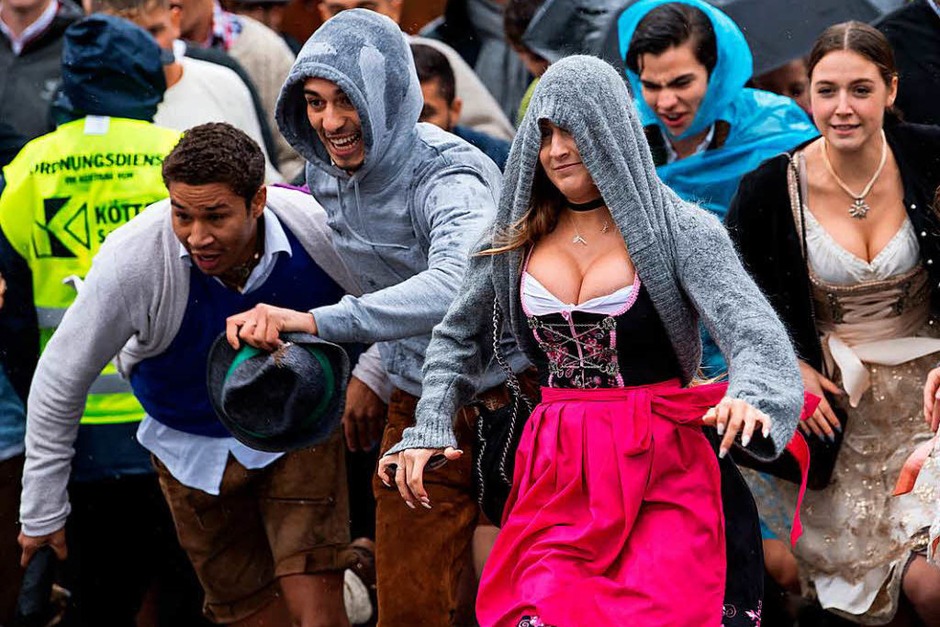 Weder die Kontrollen an den Zugängen zur Festwiese noch der Dauerregen schienen jedoch die gute Stimmung bei den Besuchern zu trüben. Es wurde gefeiert, ungeachtet der latenten Gefahr. (Foto: dpa) Weder die Kontrollen an den Zugängen zur Festwiese noch der Dauerregen schienen jedoch die gute Stimmung bei den Besuchern zu trüben. Es wurde gefeiert, ungeachtet der latenten Gefahr. (Foto: dpa)