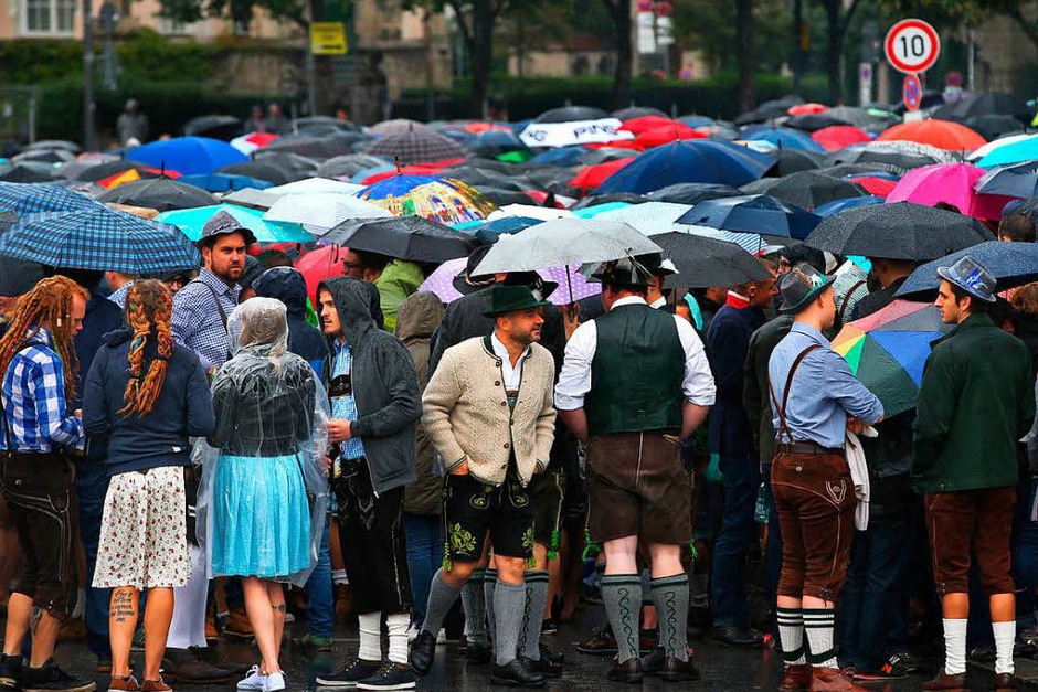 Noch vor Öffnung der Bierzelte um 9.00 Uhr bildeten sich vor deren Eingängen lange Warteschlangen. (Foto: dpa) Noch vor Öffnung der Bierzelte um 9.00 Uhr bildeten sich vor deren Eingängen lange Warteschlangen. (Foto: dpa)