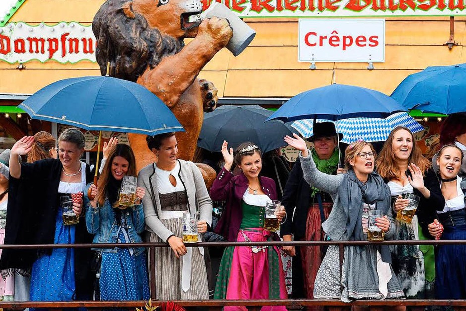 Im München ist wieder Oktoberfest. Der Start war in diesem Jahr reichlich verregnet – der guten Laune tat das keinen Abbruch. Auch die hohen Sicherheitsvorkehrungen nicht. (Foto: AFP) Im München ist wieder Oktoberfest. Der Start war in diesem Jahr reichlich verregnet – der guten Laune tat das keinen Abbruch. Auch die hohen Sicherheitsvorkehrungen nicht. (Foto: AFP)
