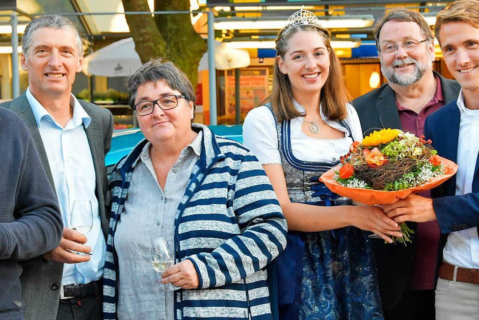 Zur Eröffnung gibt es für die Breisgauer Weinprinzessin Miriam Kaltenbach Blumen von Gundelfingens Bürgermeister Raphael Walz. (Foto: Andrea Steinhart) Zur Eröffnung gibt es für die Breisgauer Weinprinzessin Miriam Kaltenbach Blumen von Gundelfingens Bürgermeister Raphael Walz. (Foto: Andrea Steinhart)