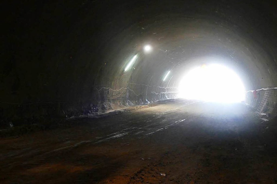 Schon rund 100 Meter weit haben sich die Tunnelbauer in den Herrschaftsbuck für die A 98-Röhre gebohrt. (Foto: Ingrid Böhm-Jacob) Schon rund 100 Meter weit haben sich die Tunnelbauer in den Herrschaftsbuck für die A 98-Röhre gebohrt. (Foto: Ingrid Böhm-Jacob)