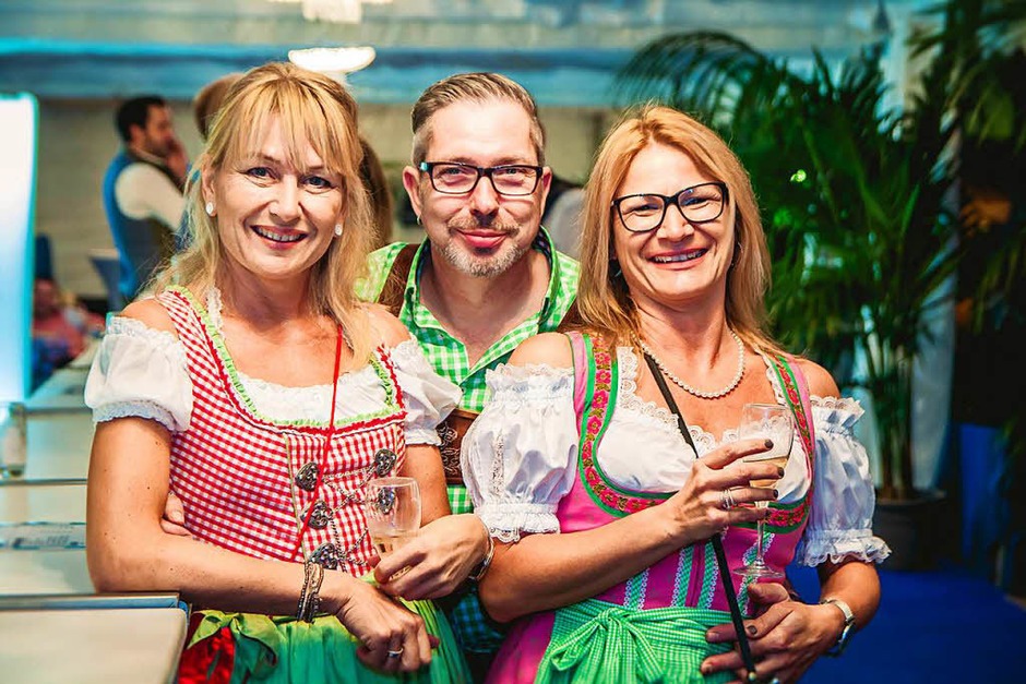 Dirndl, Latzhosen und Livemusik beim 5. Oktoberfest der Brauerei Ganter in Freiburg. (Foto: Julia Klaus) Dirndl, Latzhosen und Livemusik beim 5. Oktoberfest der Brauerei Ganter in Freiburg. (Foto: Julia Klaus)
