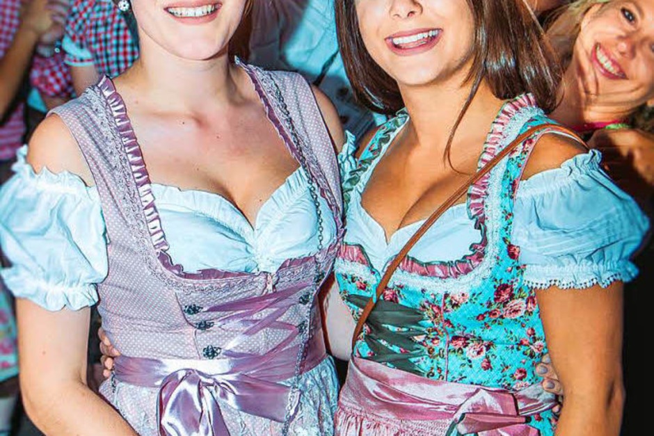 Dirndl, Latzhosen und Livemusik beim 5. Oktoberfest der Brauerei Ganter in Freiburg. (Foto: Julia Klaus) Dirndl, Latzhosen und Livemusik beim 5. Oktoberfest der Brauerei Ganter in Freiburg. (Foto: Julia Klaus)