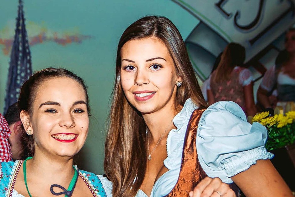Dirndl, Latzhosen und Livemusik beim 5. Oktoberfest der Brauerei Ganter in Freiburg. (Foto: Julia Klaus) Dirndl, Latzhosen und Livemusik beim 5. Oktoberfest der Brauerei Ganter in Freiburg. (Foto: Julia Klaus)