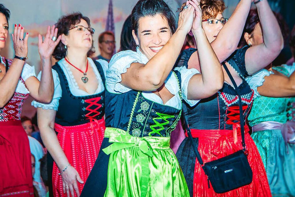 Dirndl, Latzhosen und Livemusik beim 5. Oktoberfest der Brauerei Ganter in Freiburg. (Foto: Julia Klaus) Dirndl, Latzhosen und Livemusik beim 5. Oktoberfest der Brauerei Ganter in Freiburg. (Foto: Julia Klaus)