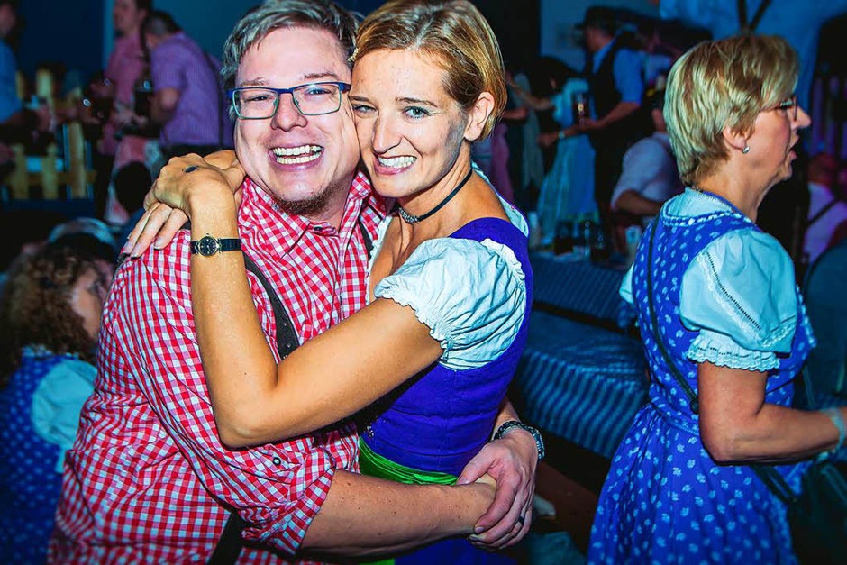 Dirndl, Latzhosen und Livemusik beim 5. Oktoberfest der Brauerei Ganter in Freiburg. (Foto: Julia Klaus) Dirndl, Latzhosen und Livemusik beim 5. Oktoberfest der Brauerei Ganter in Freiburg. (Foto: Julia Klaus)