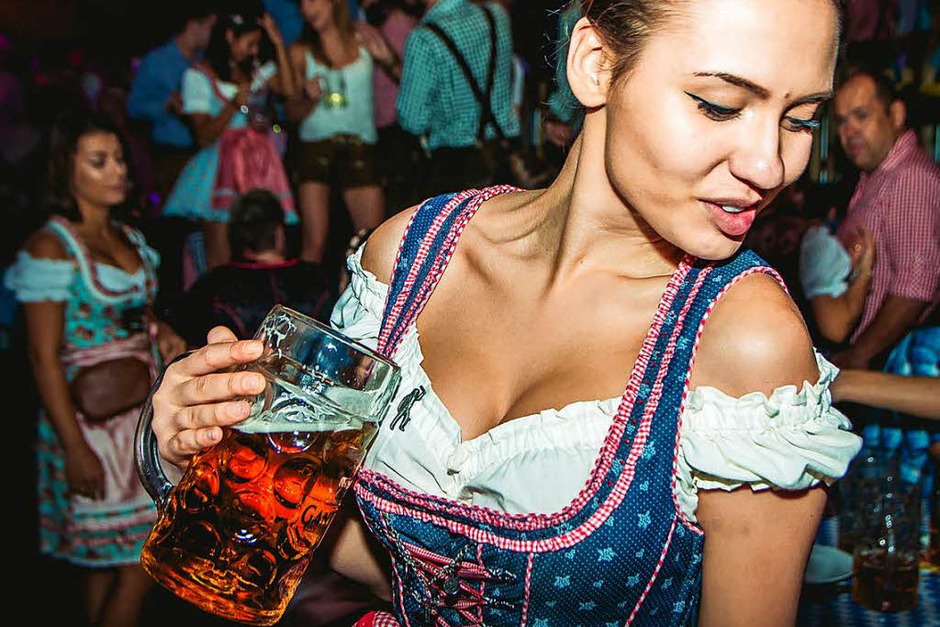 Dirndl, Latzhosen und Livemusik beim 5. Oktoberfest der Brauerei Ganter in Freiburg. (Foto: Julia Klaus) Dirndl, Latzhosen und Livemusik beim 5. Oktoberfest der Brauerei Ganter in Freiburg. (Foto: Julia Klaus)