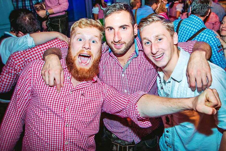 Dirndl, Latzhosen und Livemusik beim 5. Oktoberfest der Brauerei Ganter in Freiburg. (Foto: Julia Klaus) Dirndl, Latzhosen und Livemusik beim 5. Oktoberfest der Brauerei Ganter in Freiburg. (Foto: Julia Klaus)