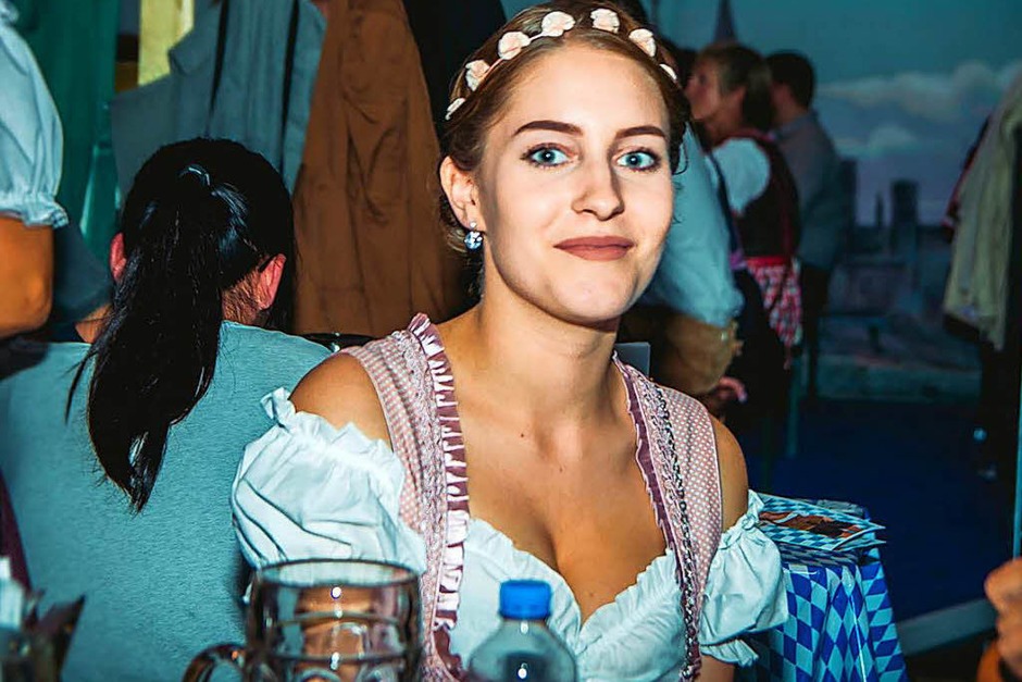 Dirndl, Latzhosen und Livemusik beim 5. Oktoberfest der Brauerei Ganter in Freiburg. (Foto: Julia Klaus) Dirndl, Latzhosen und Livemusik beim 5. Oktoberfest der Brauerei Ganter in Freiburg. (Foto: Julia Klaus)