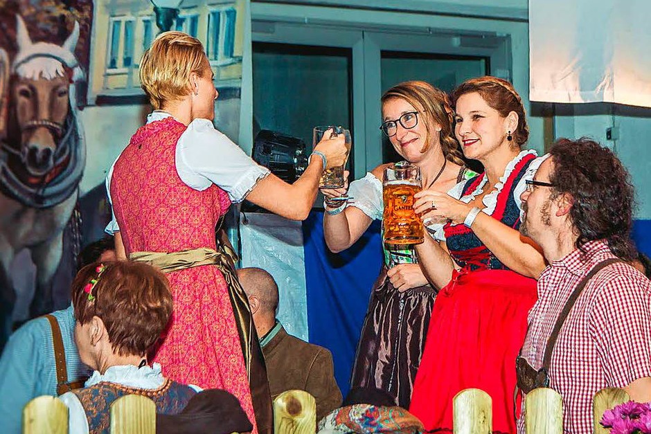 Dirndl, Latzhosen und Livemusik beim 5. Oktoberfest der Brauerei Ganter in Freiburg. (Foto: Julia Klaus) Dirndl, Latzhosen und Livemusik beim 5. Oktoberfest der Brauerei Ganter in Freiburg. (Foto: Julia Klaus)
