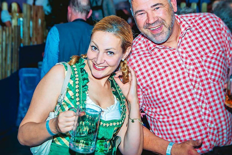 Dirndl, Latzhosen und Livemusik beim 5. Oktoberfest der Brauerei Ganter in Freiburg. (Foto: Julia Klaus) Dirndl, Latzhosen und Livemusik beim 5. Oktoberfest der Brauerei Ganter in Freiburg. (Foto: Julia Klaus)