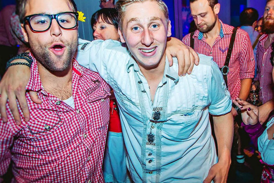 Dirndl, Latzhosen und Livemusik beim 5. Oktoberfest der Brauerei Ganter in Freiburg. (Foto: Julia Klaus) Dirndl, Latzhosen und Livemusik beim 5. Oktoberfest der Brauerei Ganter in Freiburg. (Foto: Julia Klaus)