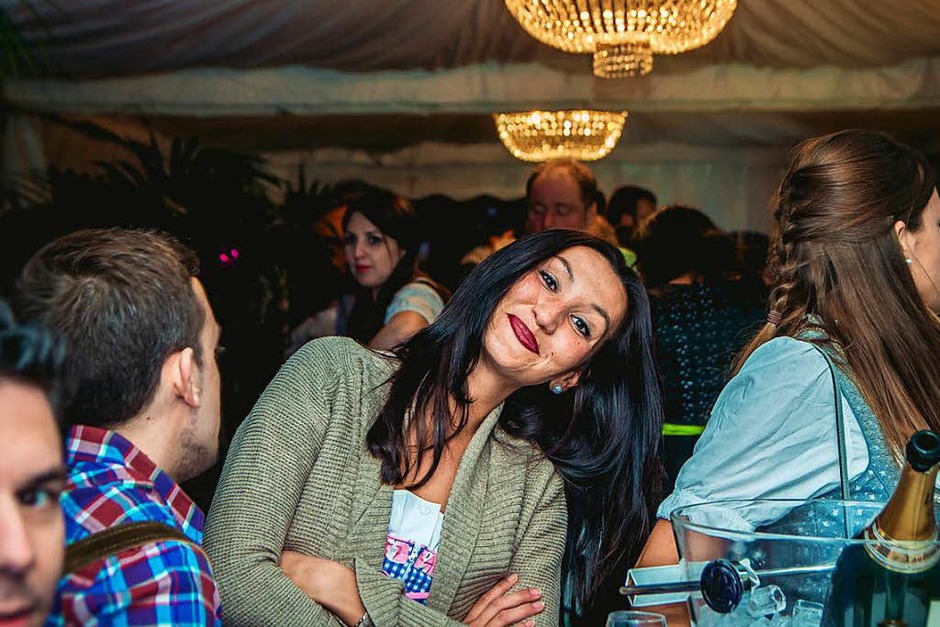 Dirndl, Latzhosen und Livemusik beim 5. Oktoberfest der Brauerei Ganter in Freiburg. (Foto: Julia Klaus) Dirndl, Latzhosen und Livemusik beim 5. Oktoberfest der Brauerei Ganter in Freiburg. (Foto: Julia Klaus)