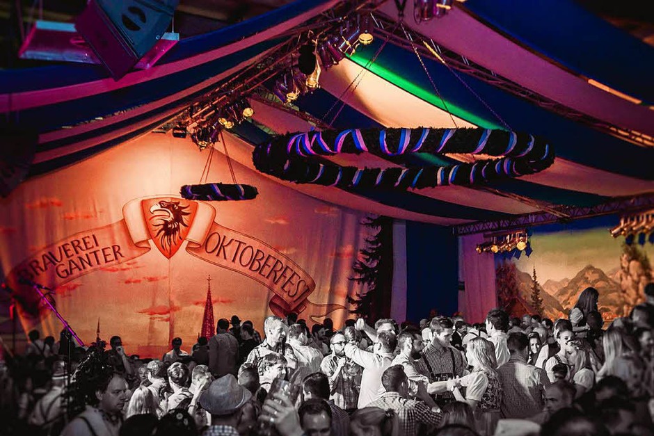 Dirndl, Latzhosen und Livemusik beim 5. Oktoberfest der Brauerei Ganter in Freiburg. (Foto: Julia Klaus) Dirndl, Latzhosen und Livemusik beim 5. Oktoberfest der Brauerei Ganter in Freiburg. (Foto: Julia Klaus)
