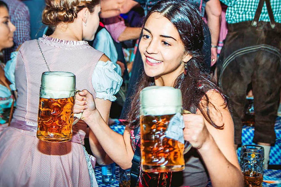 Dirndl, Latzhosen und Livemusik beim 5. Oktoberfest der Brauerei Ganter in Freiburg. (Foto: Julia Klaus) Dirndl, Latzhosen und Livemusik beim 5. Oktoberfest der Brauerei Ganter in Freiburg. (Foto: Julia Klaus)