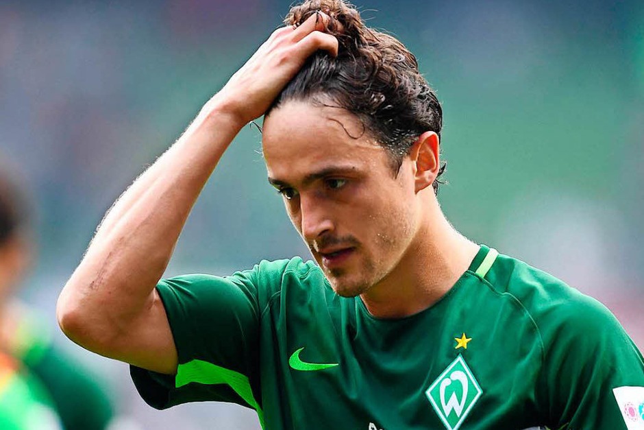 Bremen-Spieler Thomas Delaney rauft sich hingegen die Haare ob der ausgelassenen Chancen. (Foto: dpa) Bremen-Spieler Thomas Delaney rauft sich hingegen die Haare ob der ausgelassenen Chancen. (Foto: dpa)