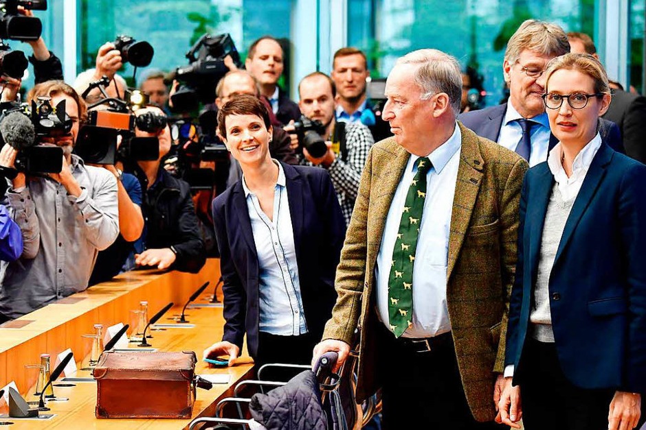 Vor der Pressekonferenz am Montagmorgen scheint noch alles in Ordnung. (Foto: AFP) Vor der Pressekonferenz am Montagmorgen scheint noch alles in Ordnung. (Foto: AFP)