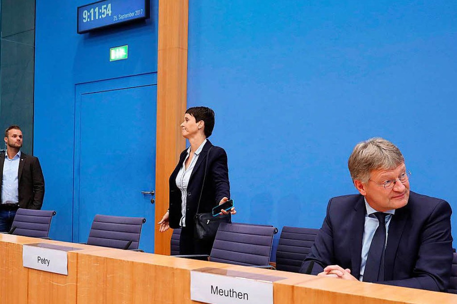 „Ich möchte mich bei meinen Kollegen bedanken und werde jetzt diesen Raum verlassen.“ Petry steht auf. (Foto: dpa) „Ich möchte mich bei meinen Kollegen bedanken und werde jetzt diesen Raum verlassen.“ Petry steht auf. (Foto: dpa)