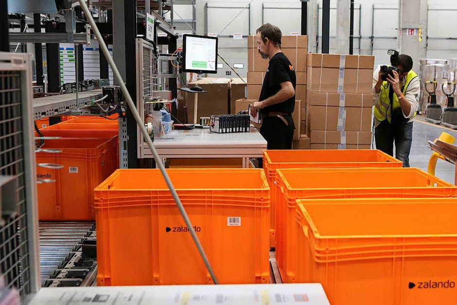 Zalando in Lahr: Bilder vom Tag der offiziellen Eröffnung des neuen Logistikzentrums. (Foto: Christoph Breithaupt) Zalando in Lahr: Bilder vom Tag der offiziellen Eröffnung des neuen Logistikzentrums. (Foto: Christoph Breithaupt)