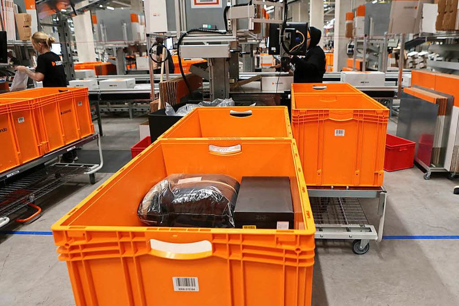 Zalando in Lahr: Bilder vom Tag der offiziellen Eröffnung des neuen Logistikzentrums. (Foto: Christoph Breithaupt) Zalando in Lahr: Bilder vom Tag der offiziellen Eröffnung des neuen Logistikzentrums. (Foto: Christoph Breithaupt)