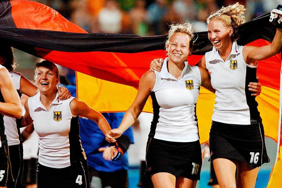 … sondern im weltweiten Blitzlichtgewitter, weil sie als Spielmacherin der deutschen Hockeynationalmannschaft Gold bei den Olympischen Spielen in Athen holte. (Foto: Peter_Kneffel) … sondern im weltweiten Blitzlichtgewitter, weil sie als Spielmacherin der deutschen Hockeynationalmannschaft Gold bei den Olympischen Spielen in Athen holte. (Foto: Peter_Kneffel)