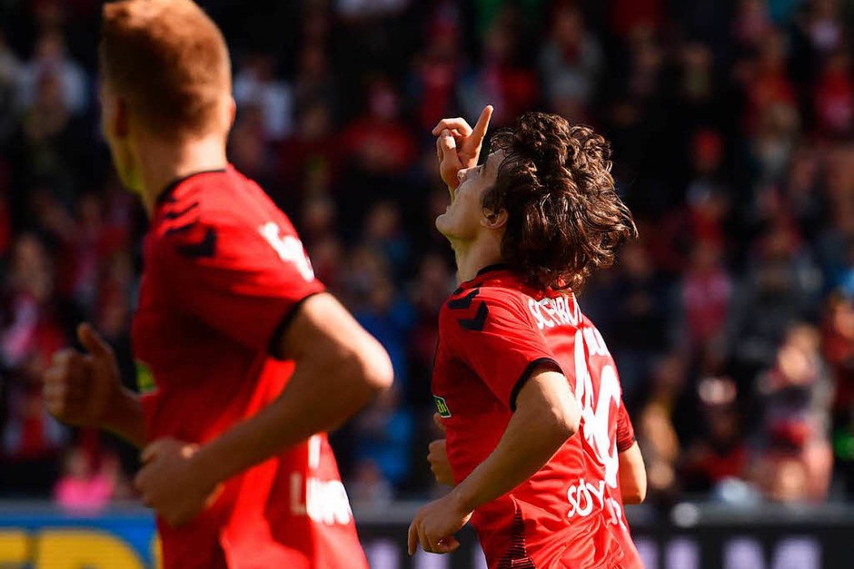 Den ersten Saisonsieg eingefahren: Der SC Freiburg gewinnt 3:2. (Foto: dpa) Den ersten Saisonsieg eingefahren: Der SC Freiburg gewinnt 3:2. (Foto: dpa)