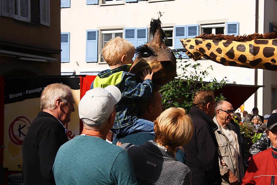 Fabelhafte und bezaubernde Fantasiewesen schwebten wieder auf Stelzen durch die historische Innenstadt Staufens und brachten die zahlreichen Besucher zum Gaffen, Staunen und Dahinschmelzen. (Foto: Hans Jürgen Kugler) Fabelhafte und bezaubernde Fantasiewesen schwebten wieder auf Stelzen durch die historische Innenstadt Staufens und brachten die zahlreichen Besucher zum Gaffen, Staunen und Dahinschmelzen. (Foto: Hans Jürgen Kugler)