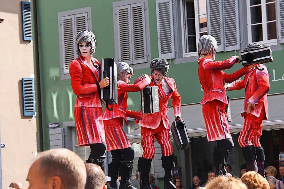 Fabelhafte und bezaubernde Fantasiewesen schwebten wieder auf Stelzen durch die historische Innenstadt Staufens und brachten die zahlreichen Besucher zum Gaffen, Staunen und Dahinschmelzen. (Foto: Hans Jürgen Kugler) Fabelhafte und bezaubernde Fantasiewesen schwebten wieder auf Stelzen durch die historische Innenstadt Staufens und brachten die zahlreichen Besucher zum Gaffen, Staunen und Dahinschmelzen. (Foto: Hans Jürgen Kugler)